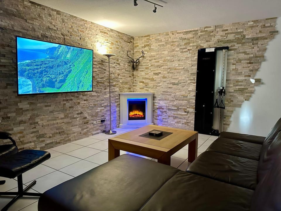 TV and multimedia, Living room, Fitness centre/facilities, Seating area, fireplace