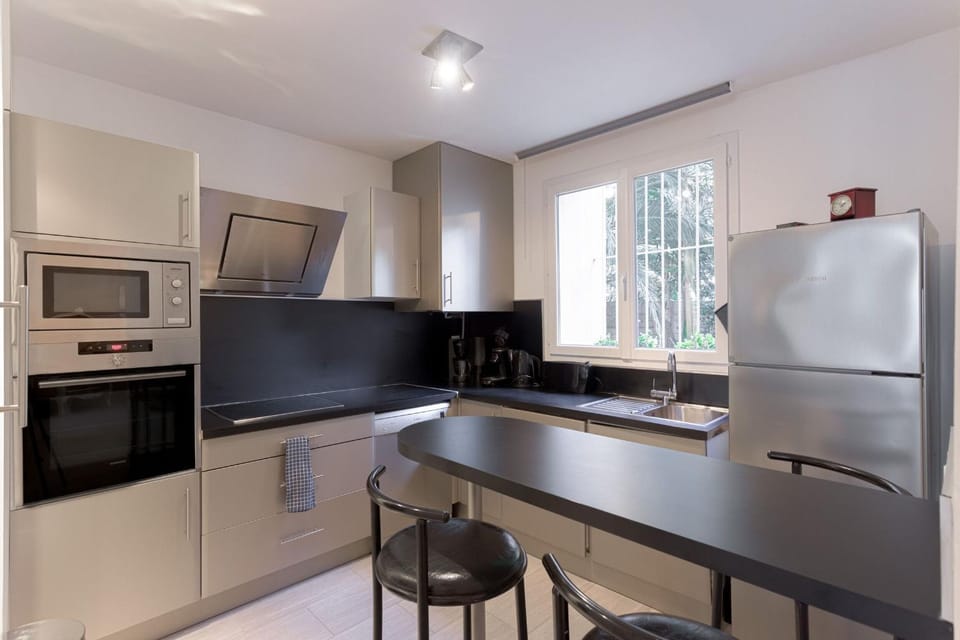 Kitchen or kitchenette, Dining area, dishwasher, oven, toaster