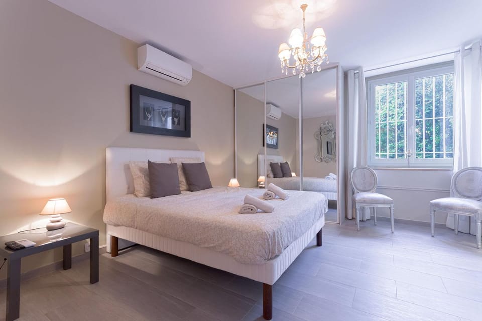 Bed, Photo of the whole room, Bedroom, towels, air conditioner