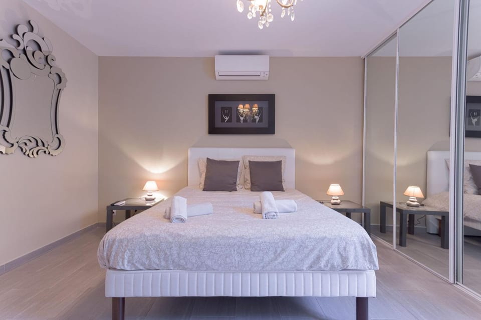 Bed, Photo of the whole room, Bedroom, towels, air conditioner