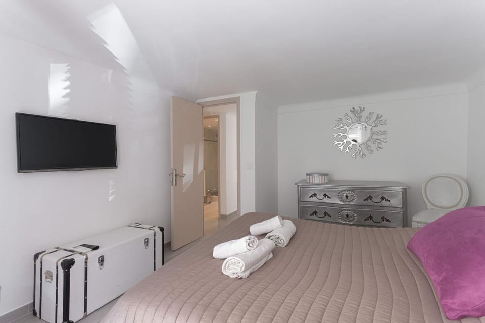 Bed, TV and multimedia, Photo of the whole room, Bedroom, towels