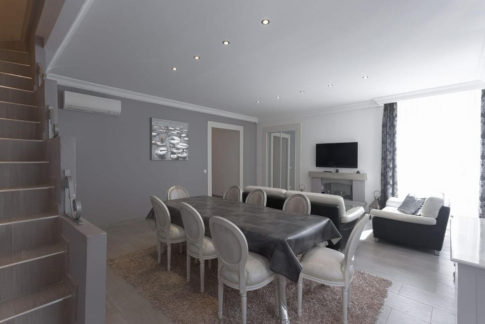 Communal lounge/ TV room, TV and multimedia, Living room, Seating area