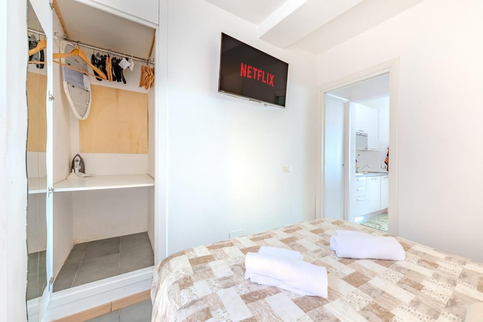 Bed, TV and multimedia, Photo of the whole room, Bedroom, towels, wardrobe