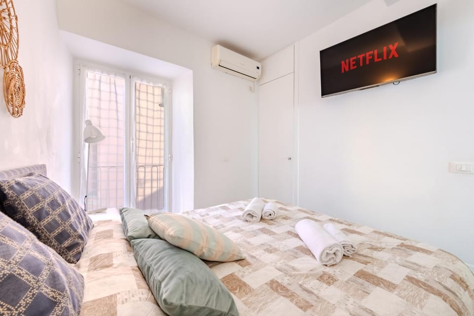 Bed, TV and multimedia, Photo of the whole room, Bedroom, towels, air conditioner