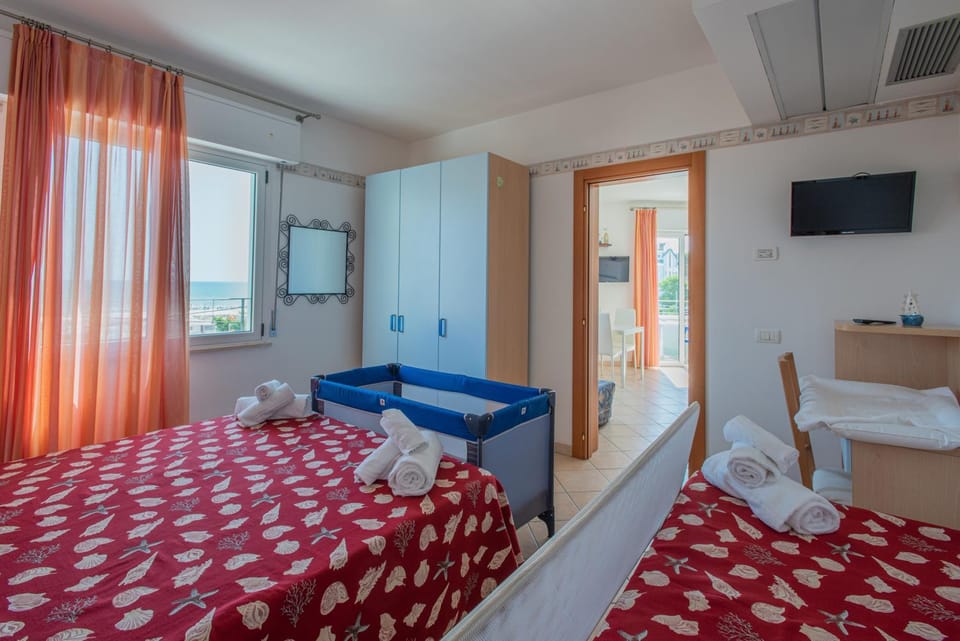 Photo of the whole room, Bedroom, cot