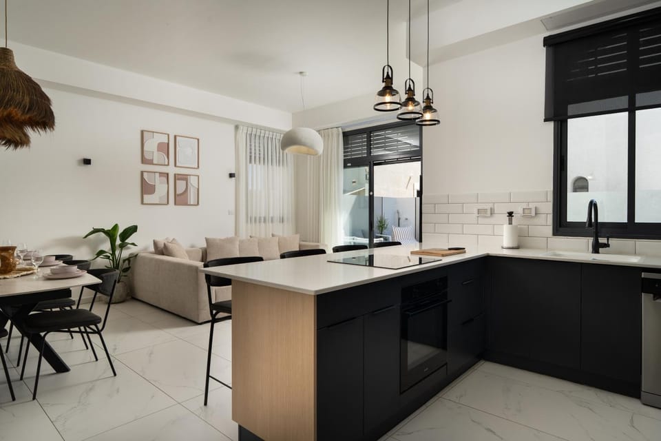 Dining area, kitchen