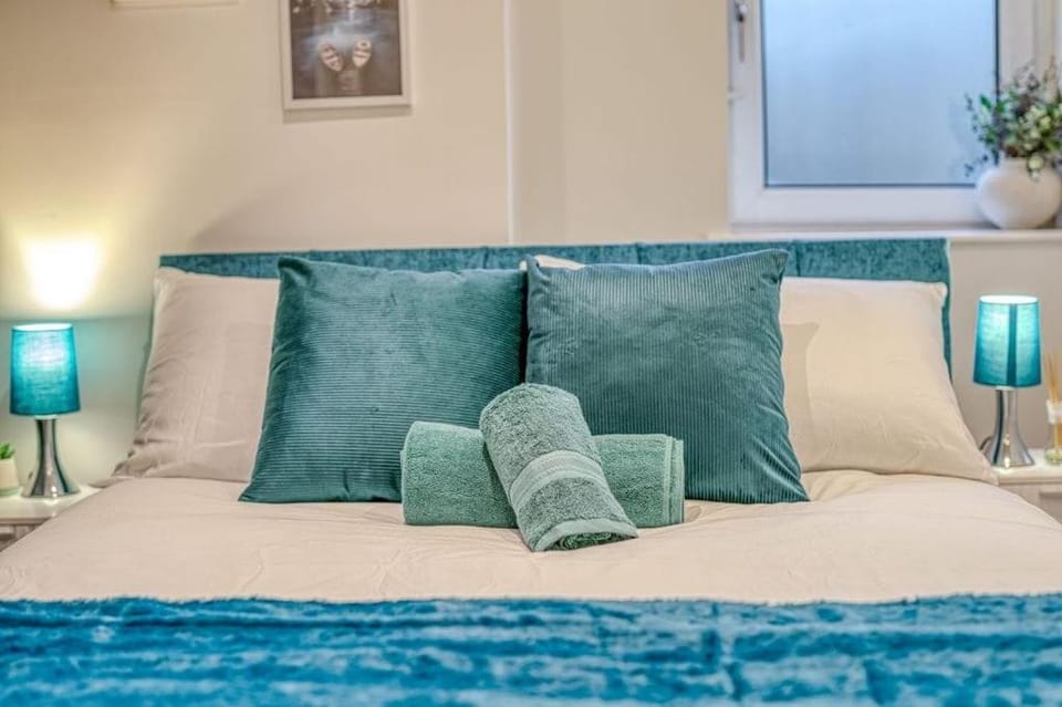 Charming Home Away From Home With Free Parking Apartment in Salford