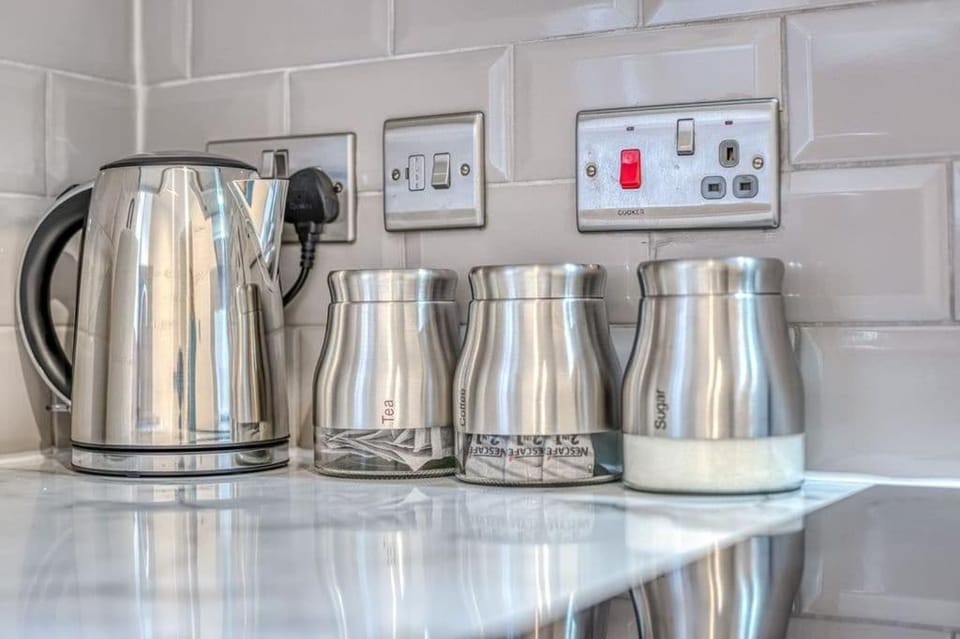 Charming Home Away From Home With Free Parking Apartment in Salford