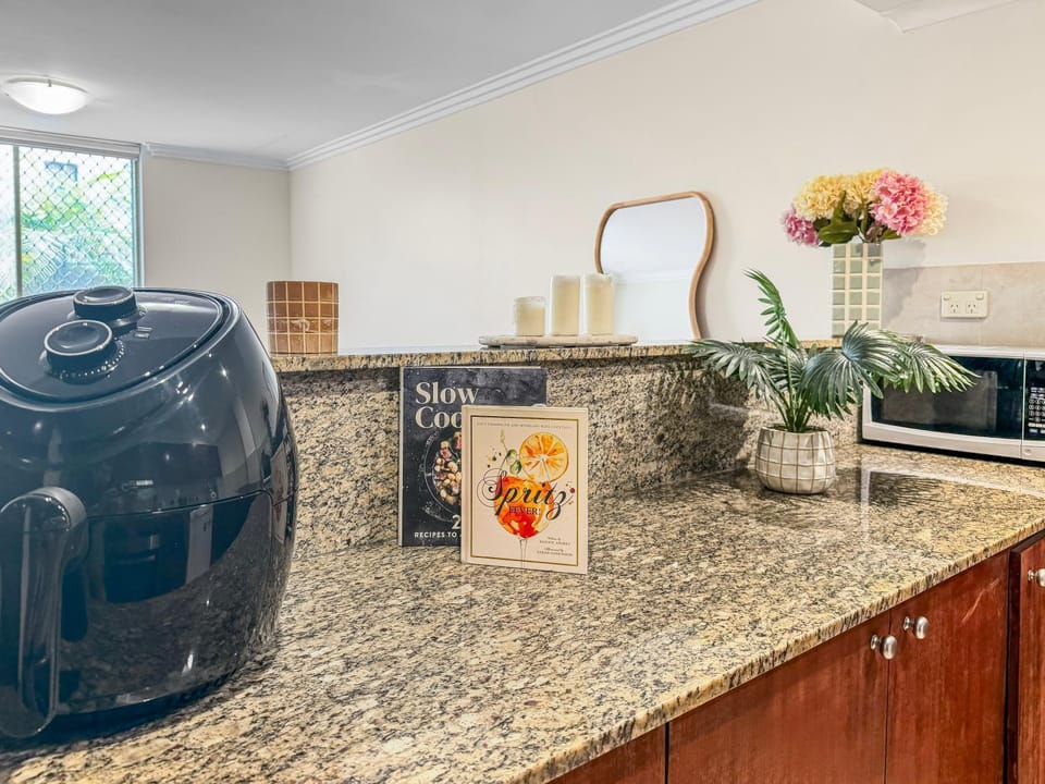 Kitchen or kitchenette, microwave, kitchen