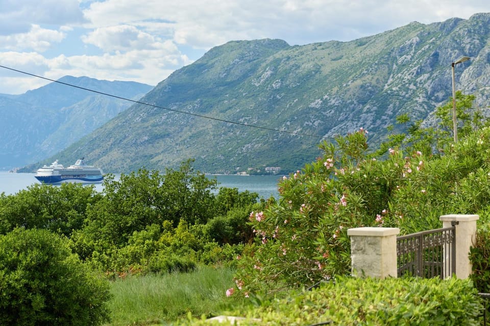 Symphony of the Kotor Bay Sea Apartment in Dobrota