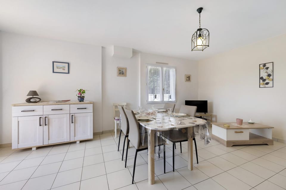 Property building, Kitchen or kitchenette, Living room