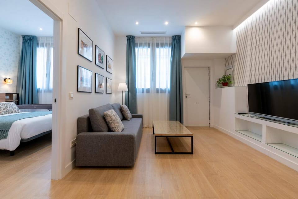 Facade/entrance, TV and multimedia, Living room