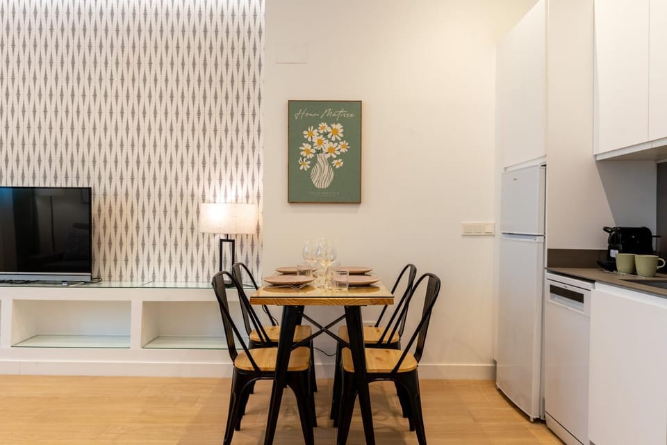 Kitchen or kitchenette, Dining area, stove