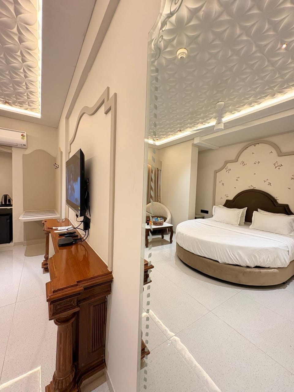 Bed, TV and multimedia, Bedroom