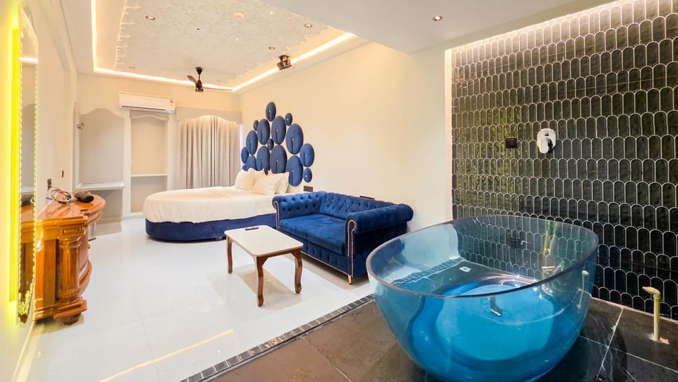 Bed, Bathroom, Photo of the whole room, Bedroom, Bath, towels