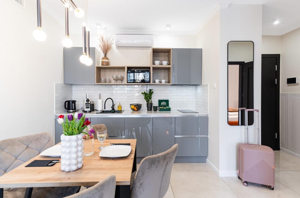 Coffee/tea facilities, Kitchen or kitchenette, Dining area, stove