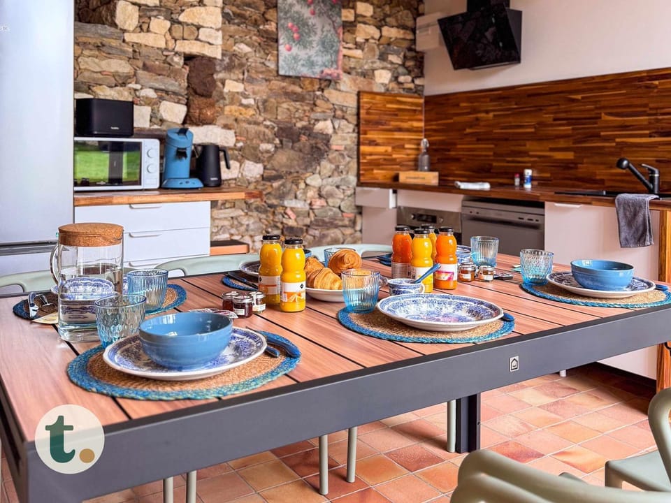 Coffee/tea facilities, Kitchen or kitchenette, Dining area