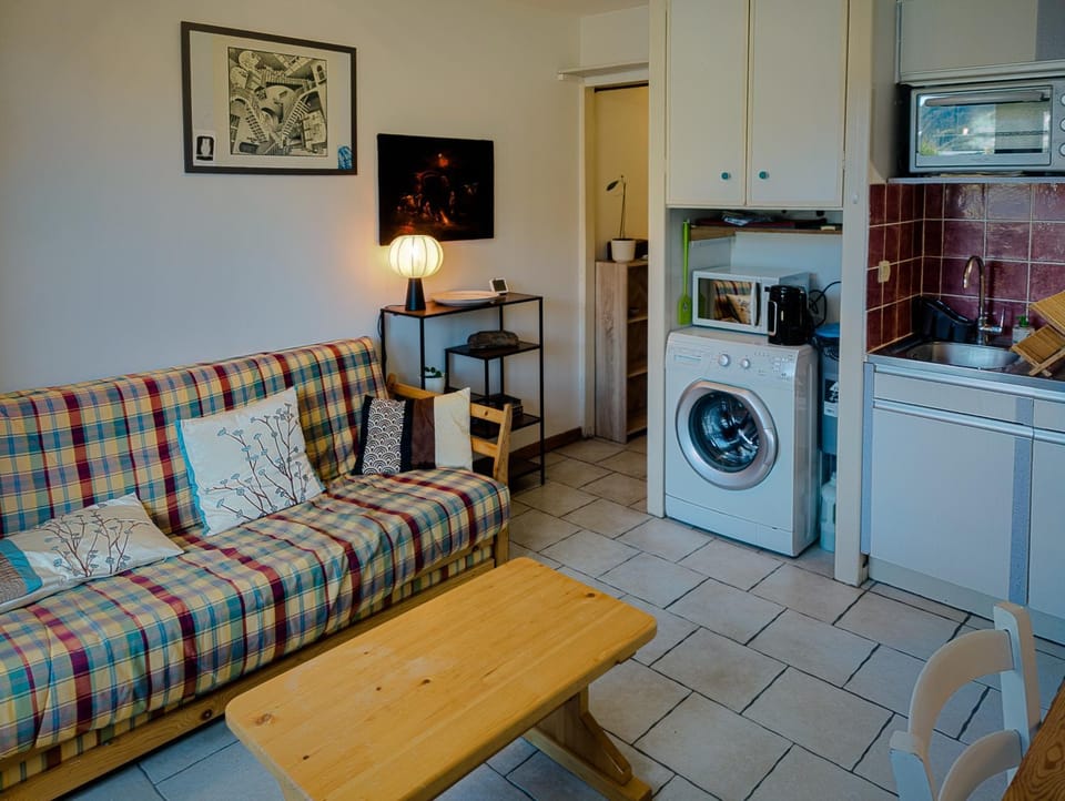 Kitchen or kitchenette, Seating area, oven, washing machine