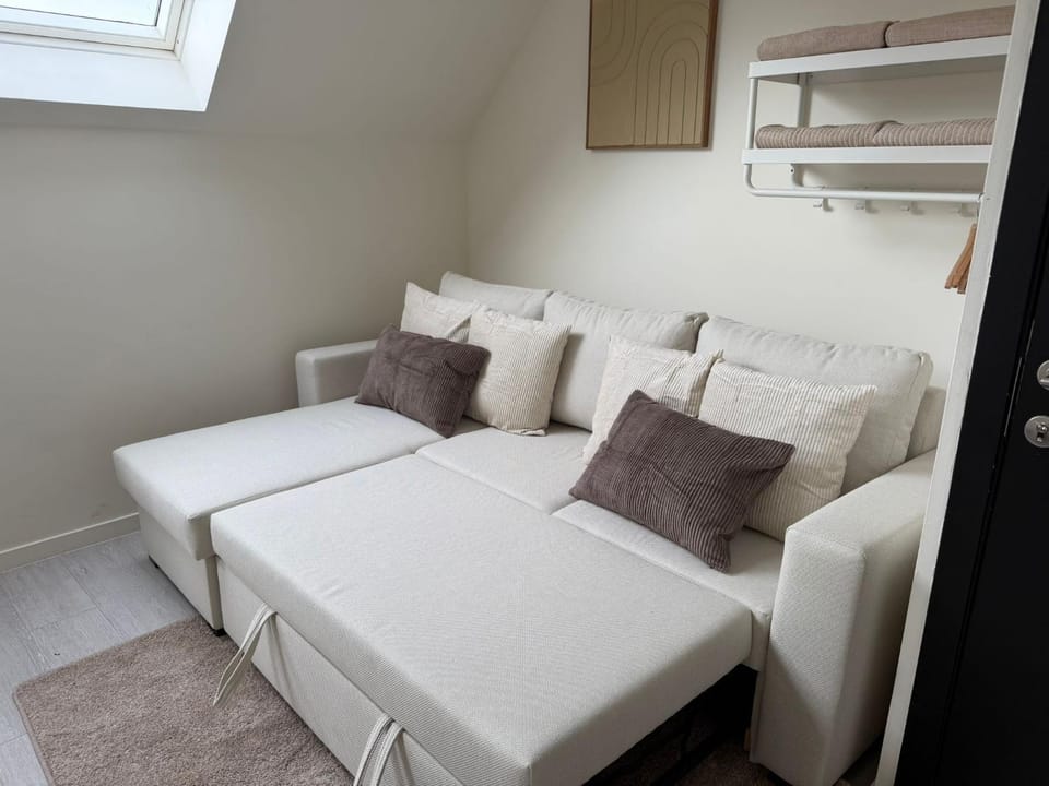 Bed, Seating area, Bedroom