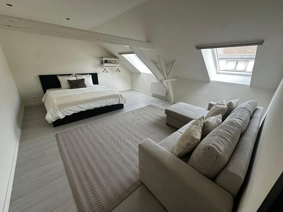 Bed, TV and multimedia, Seating area, Bedroom