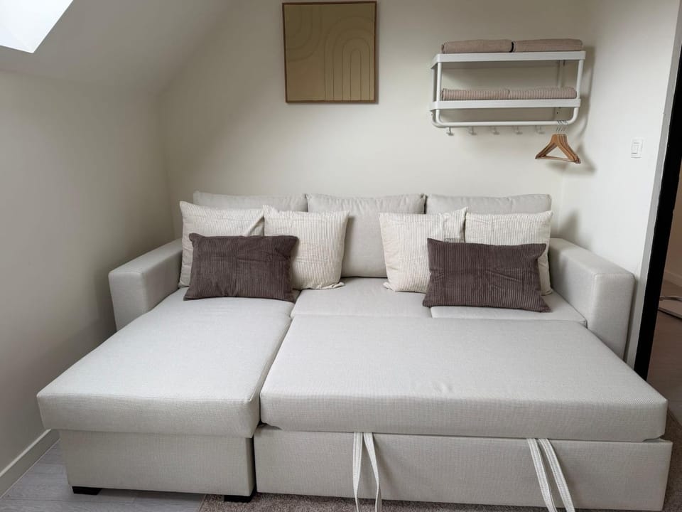Bed, Seating area, Bedroom
