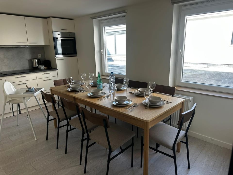 Kitchen or kitchenette, Seating area, Dining area, stove