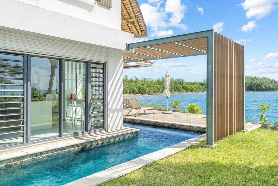 The Pearl Villa - Sunset & Oceanfront Villa Villa in Rivière Noire District, Mauritius