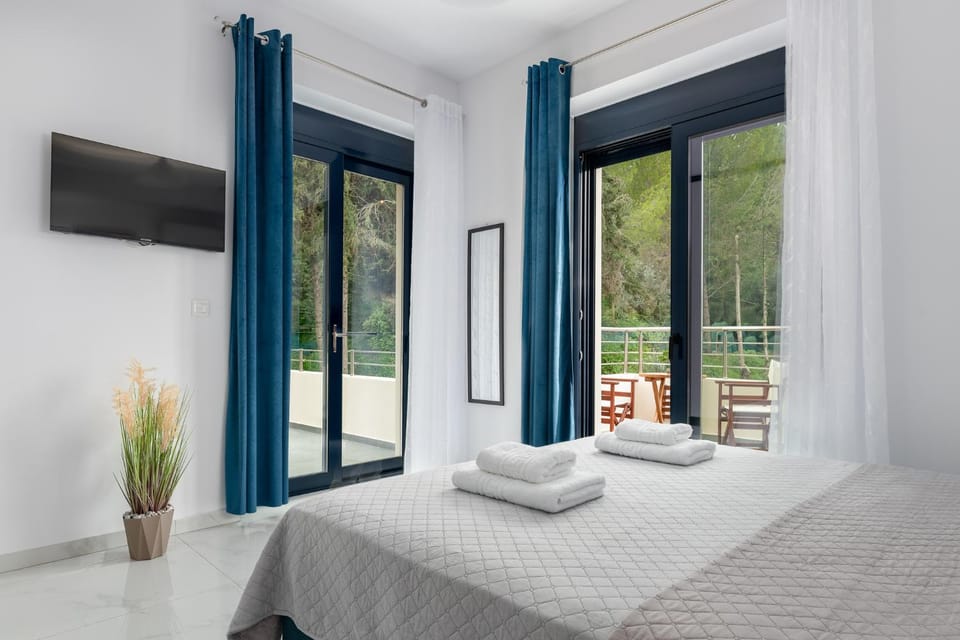 Bed, TV and multimedia, Bedroom