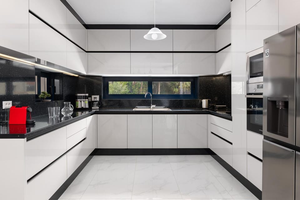 Coffee/tea facilities, Kitchen or kitchenette, dishwasher, oven, toaster