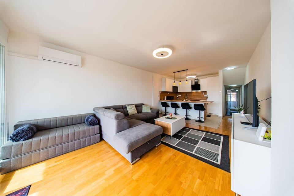 TV and multimedia, Kitchen or kitchenette, Living room, Seating area, Dining area, air conditioner