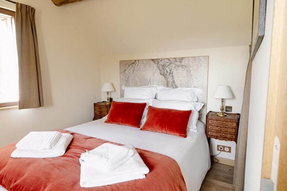 Bed, Photo of the whole room, Bedroom, towels