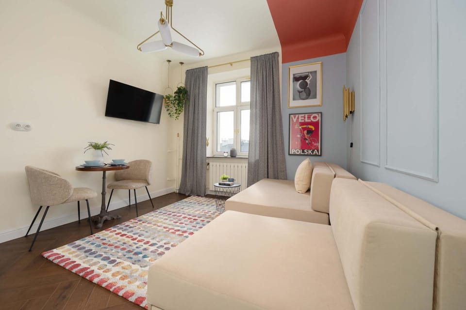 Bed, TV and multimedia, Living room, Photo of the whole room, Seating area, Bedroom