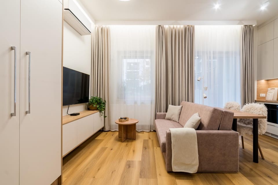 Bed, TV and multimedia, Living room, Photo of the whole room, Seating area, Bedroom