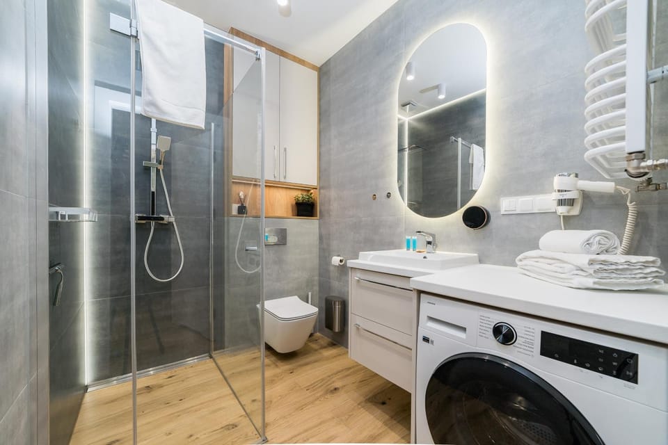 Shower, Toilet, Bathroom, towels, washing machine