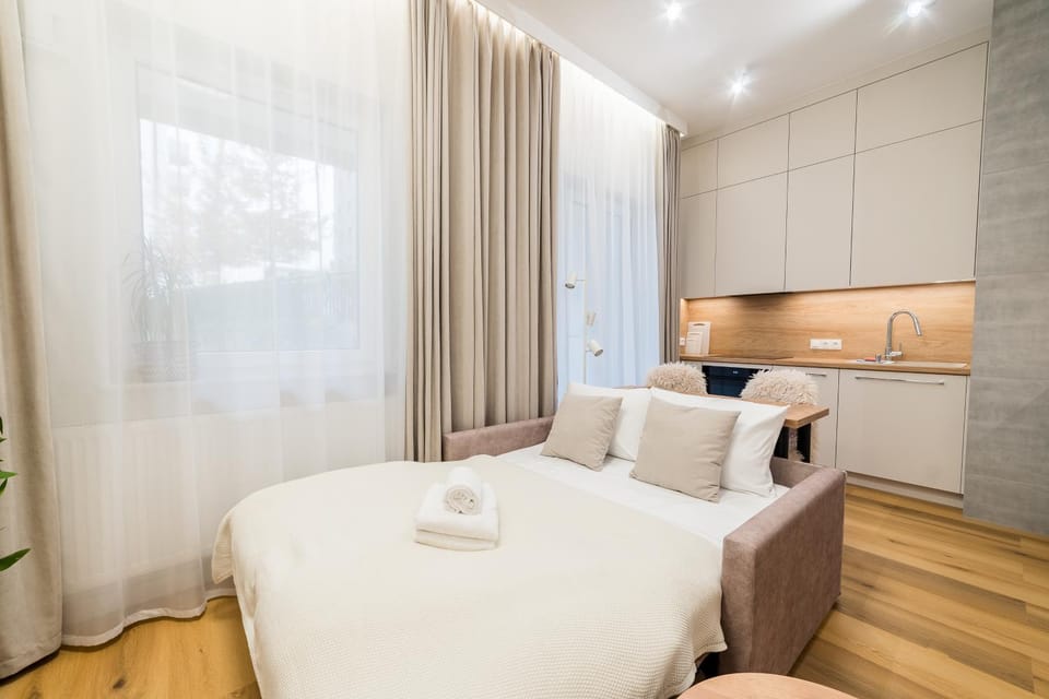 Bed, Living room, Photo of the whole room, Seating area, Bedroom, towels