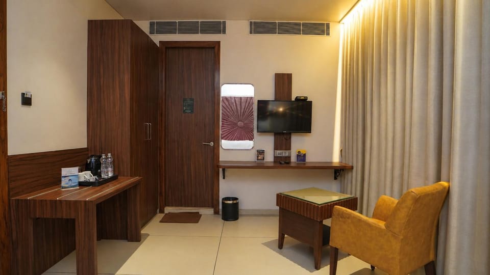 TV and multimedia, Seating area, Dining area, wardrobe