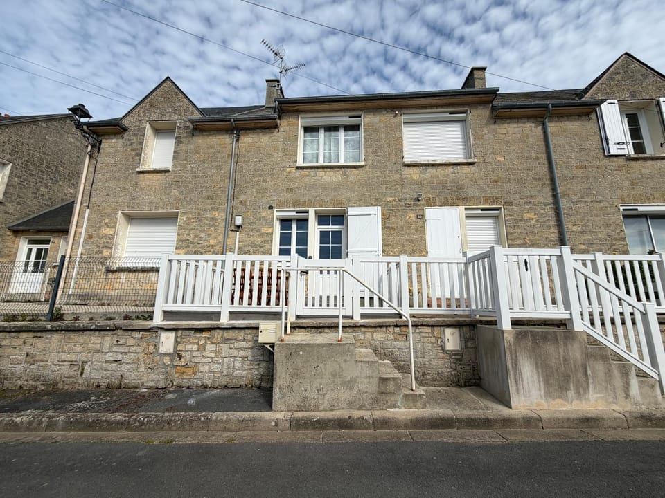 Port Bleu charmante maison bien équipée vue port et mer, belle terrasse, 2 chambres, 2 WC, 1 sdb , à 5 mn à pied du centre de Port en Bessin, proche de Bayeux et Omaha Beach House in Normandy