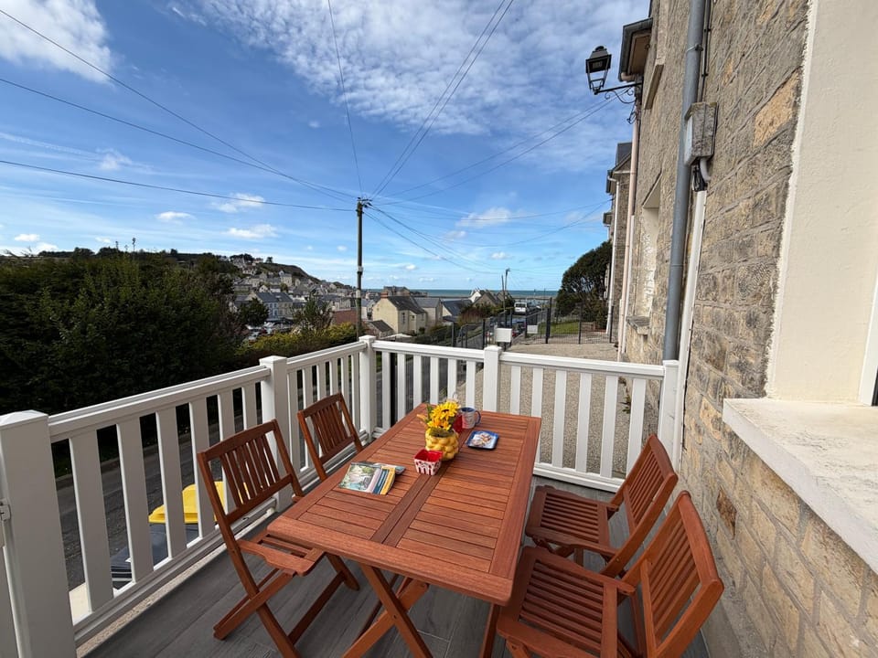 Port Bleu charmante maison bien équipée vue port et mer, belle terrasse, 2 chambres, 2 WC, 1 sdb , à 5 mn à pied du centre de Port en Bessin, proche de Bayeux et Omaha Beach House in Normandy