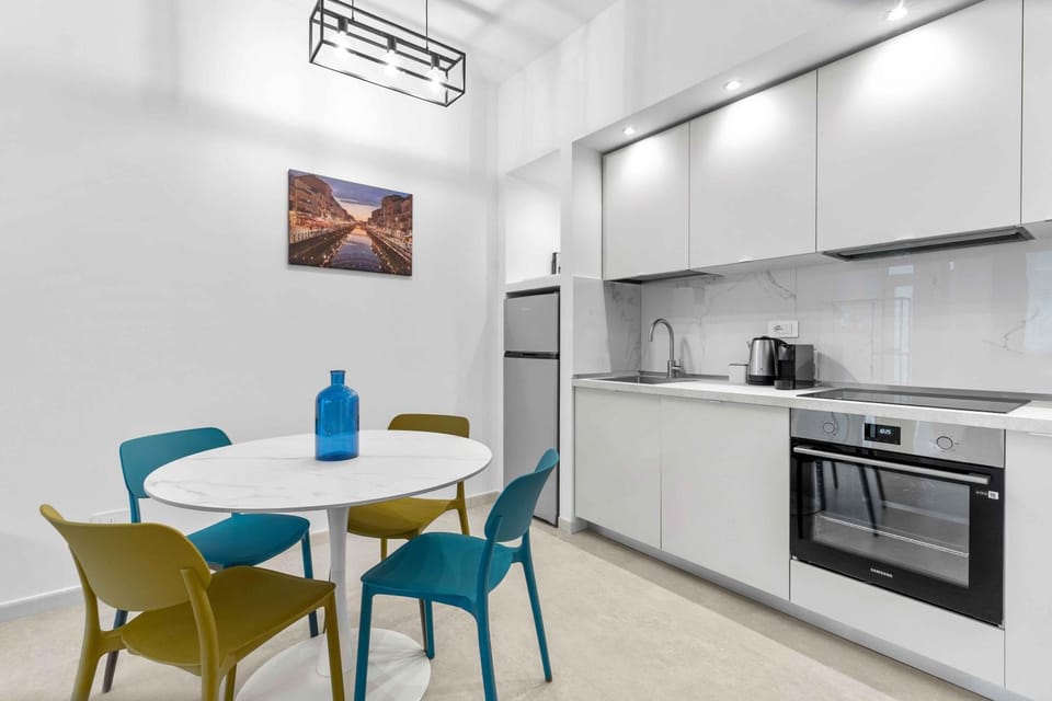 Coffee/tea facilities, Kitchen or kitchenette, Dining area, dishwasher, oven, stove