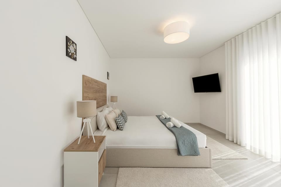 Bed, TV and multimedia, Photo of the whole room, Bedroom