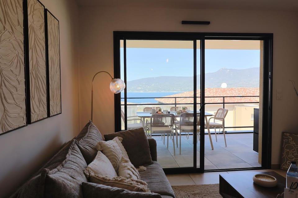 Natural landscape, View (from property/room), Balcony/Terrace, Living room, Seating area, Dining area, Sea view
