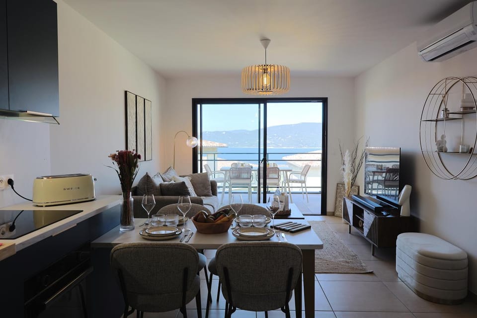Natural landscape, Kitchen or kitchenette, Living room, Seating area, Dining area