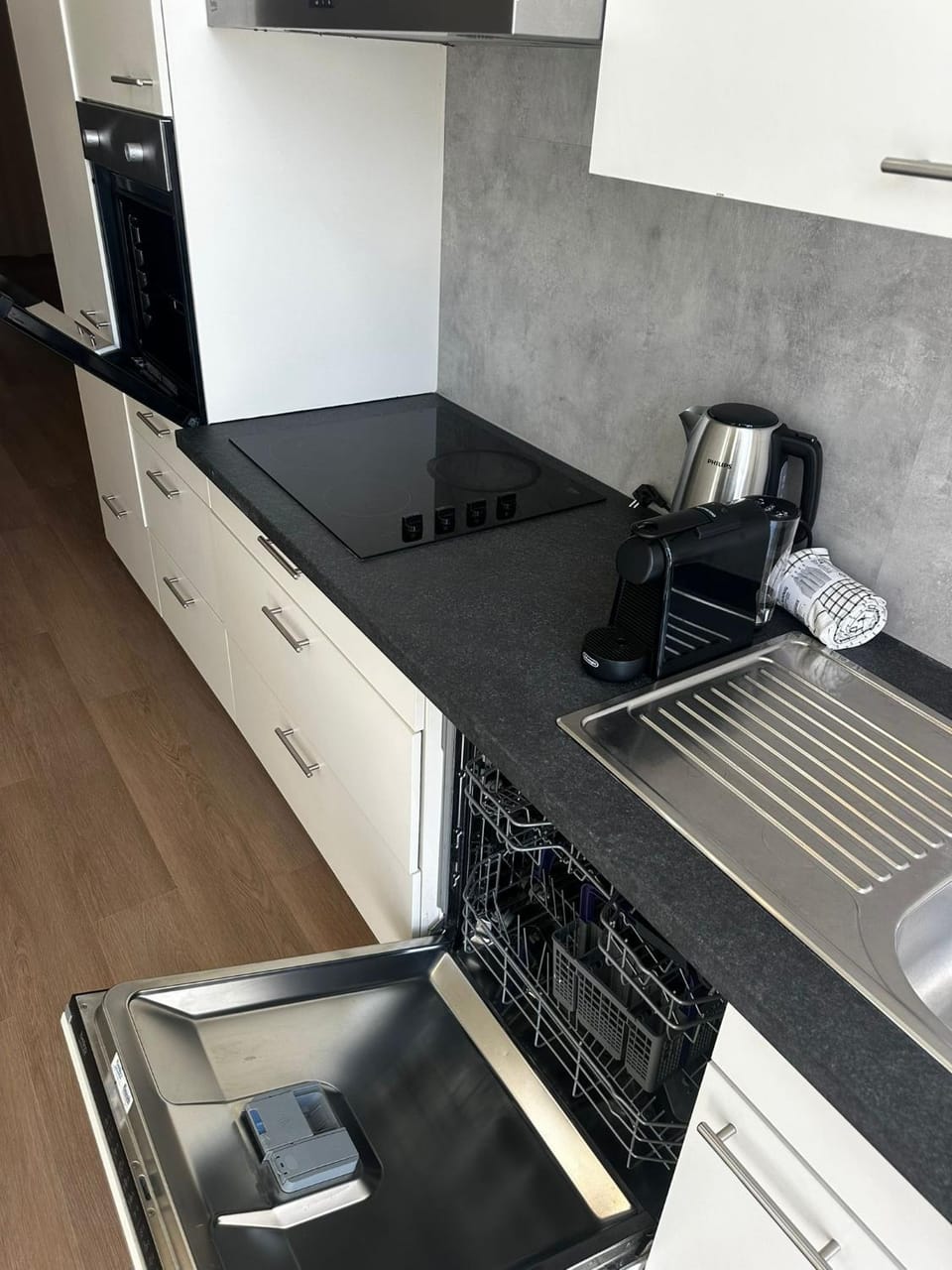 Coffee/tea facilities, Kitchen or kitchenette, stove