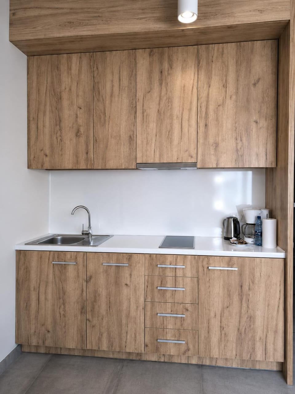 Coffee/tea facilities, Kitchen or kitchenette, stove