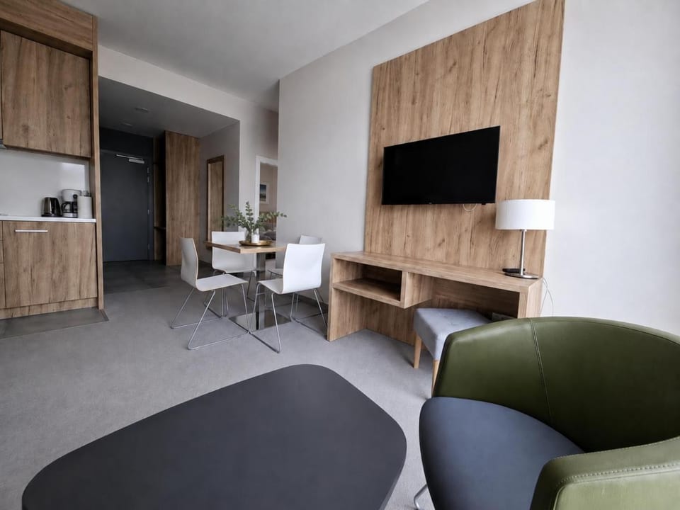 Communal lounge/ TV room, TV and multimedia, Kitchen or kitchenette, Living room, Seating area