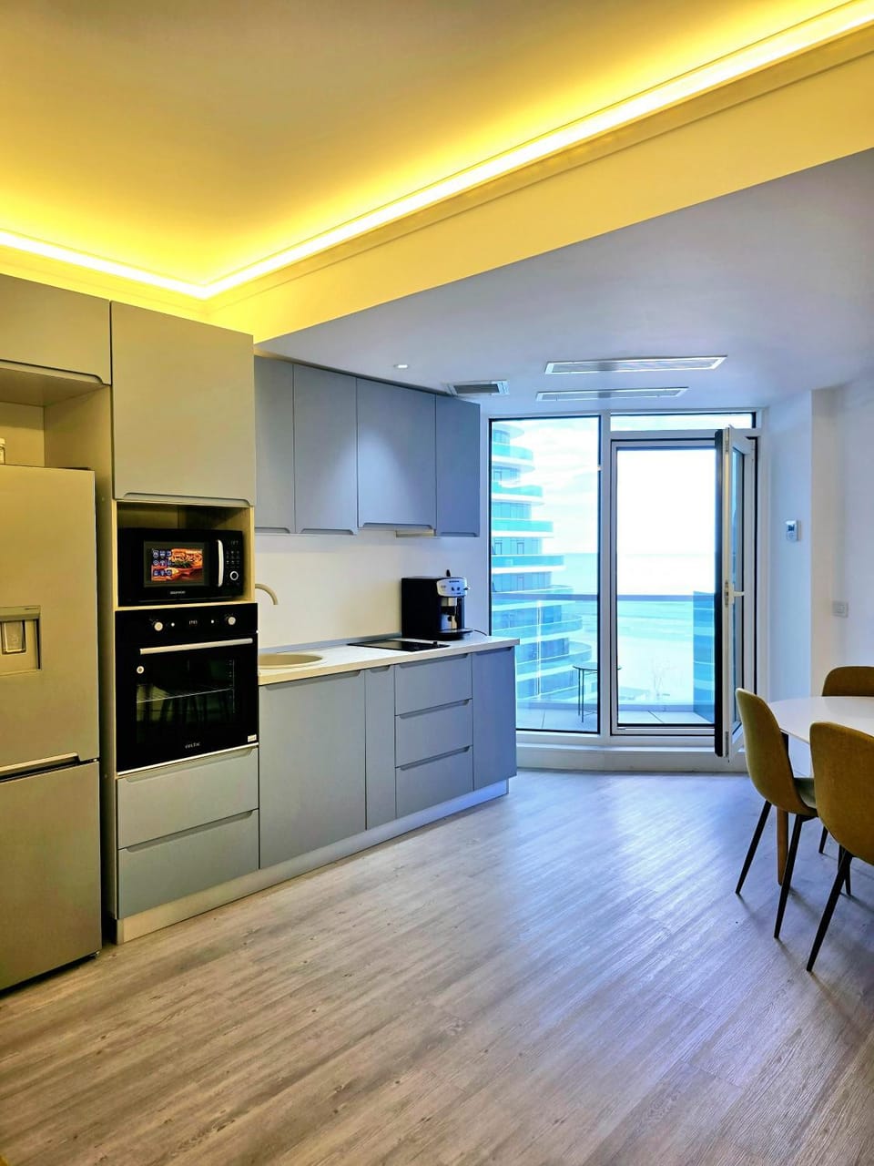 Beachfront MLA Boutique - White Titanic Apartment in Constanța County