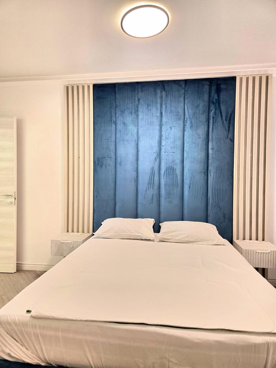 Beachfront MLA Boutique - White Titanic Apartment in Constanța County