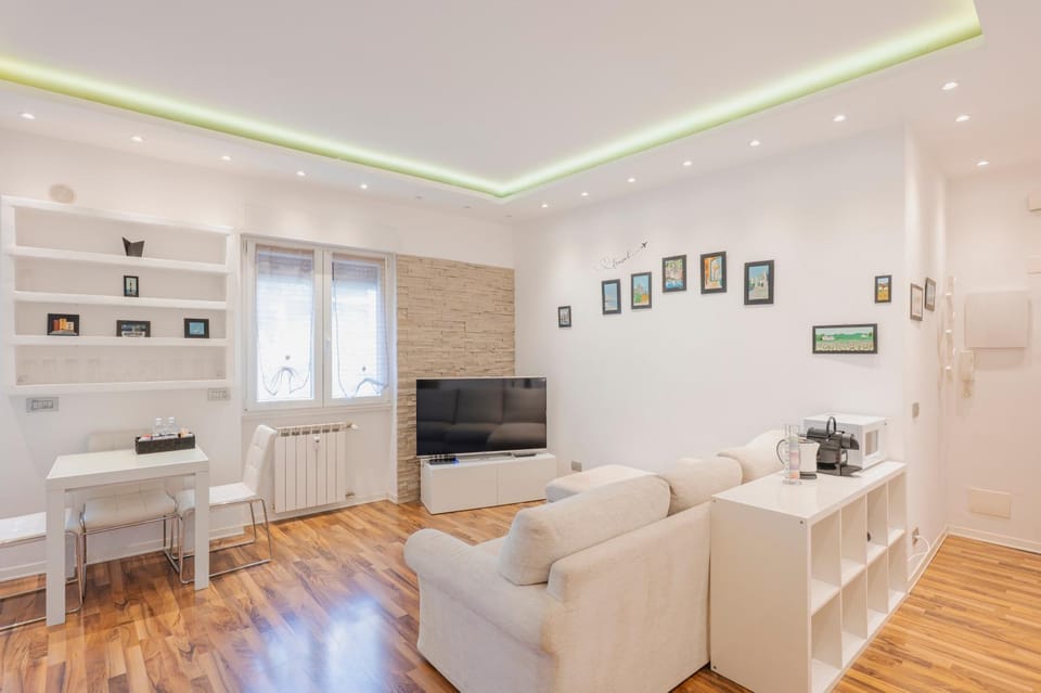 Communal lounge/ TV room, TV and multimedia, Living room, Seating area, Evening entertainment