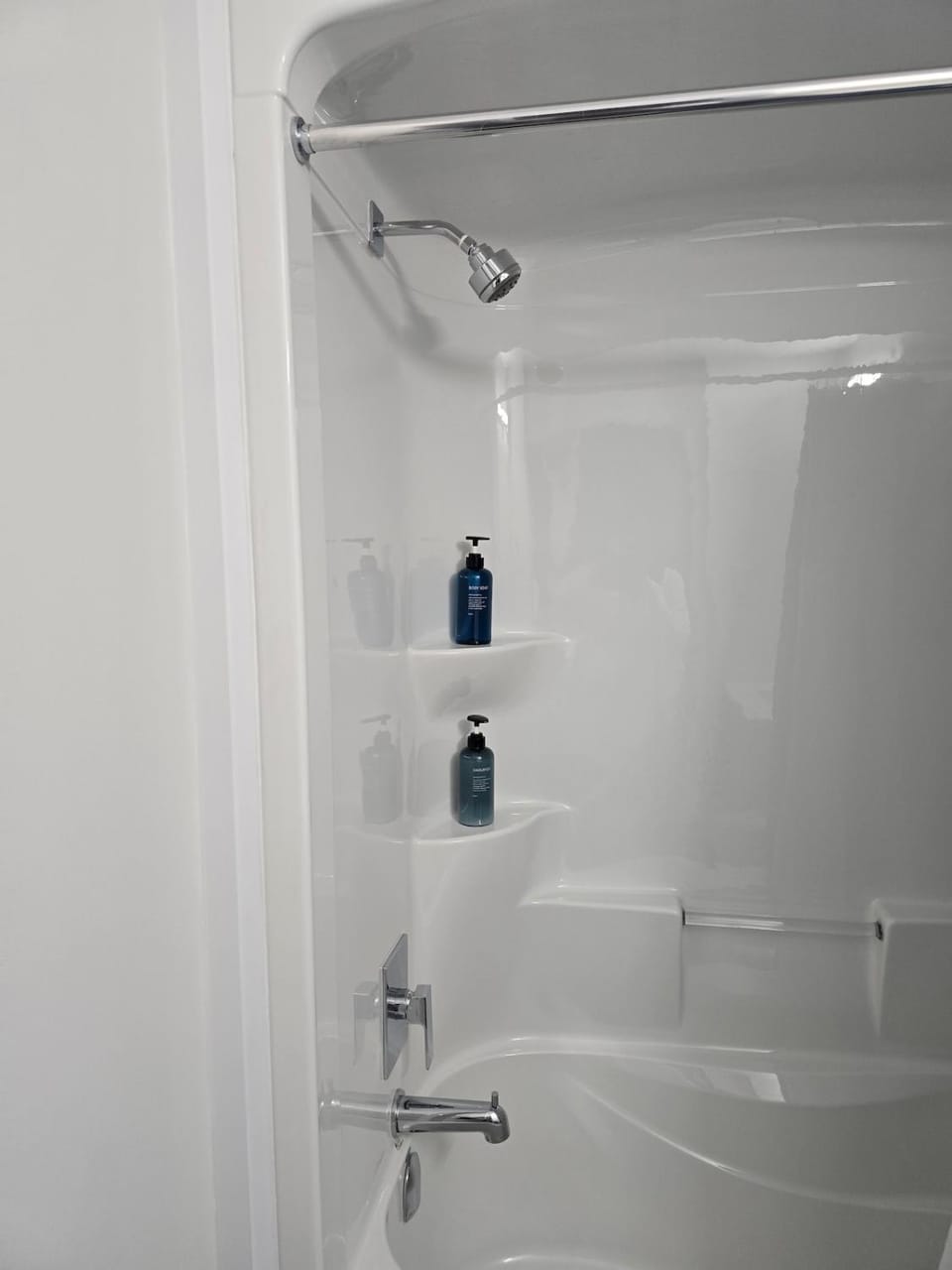 Spacious Modern Niagara Getaway 3BR Vacation Home Apartment in Saint Catharines