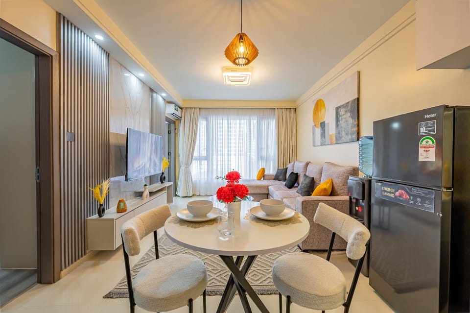 Property building, Living room, Seating area, Dining area, Dinner